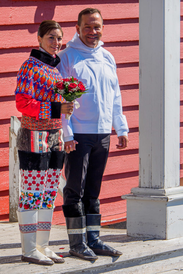 Brautpaar in Inuit Tracht  vor der historischen hölzernen 'Erlöserkirche', Nuuk (17.600 Einwohner), Hauptstadt Grönlands, Südwestgrönland